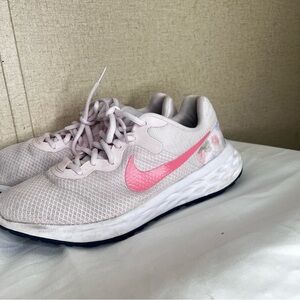 Nike Women's Light Pink Athletic Shoes